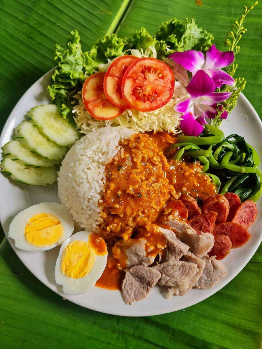 Rice plate with pork, egg and crackling